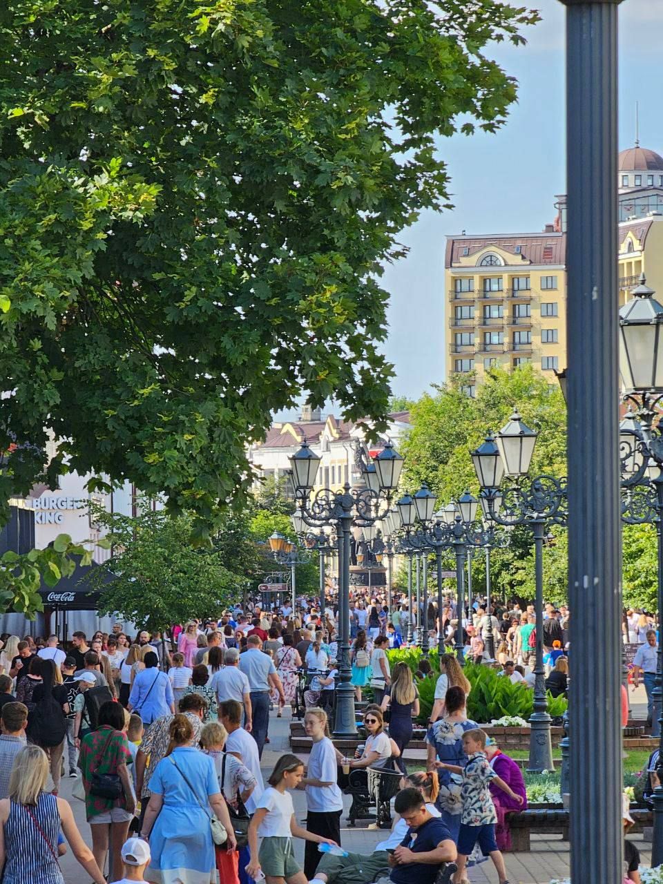 Тем временем на Советской много людей и музыки