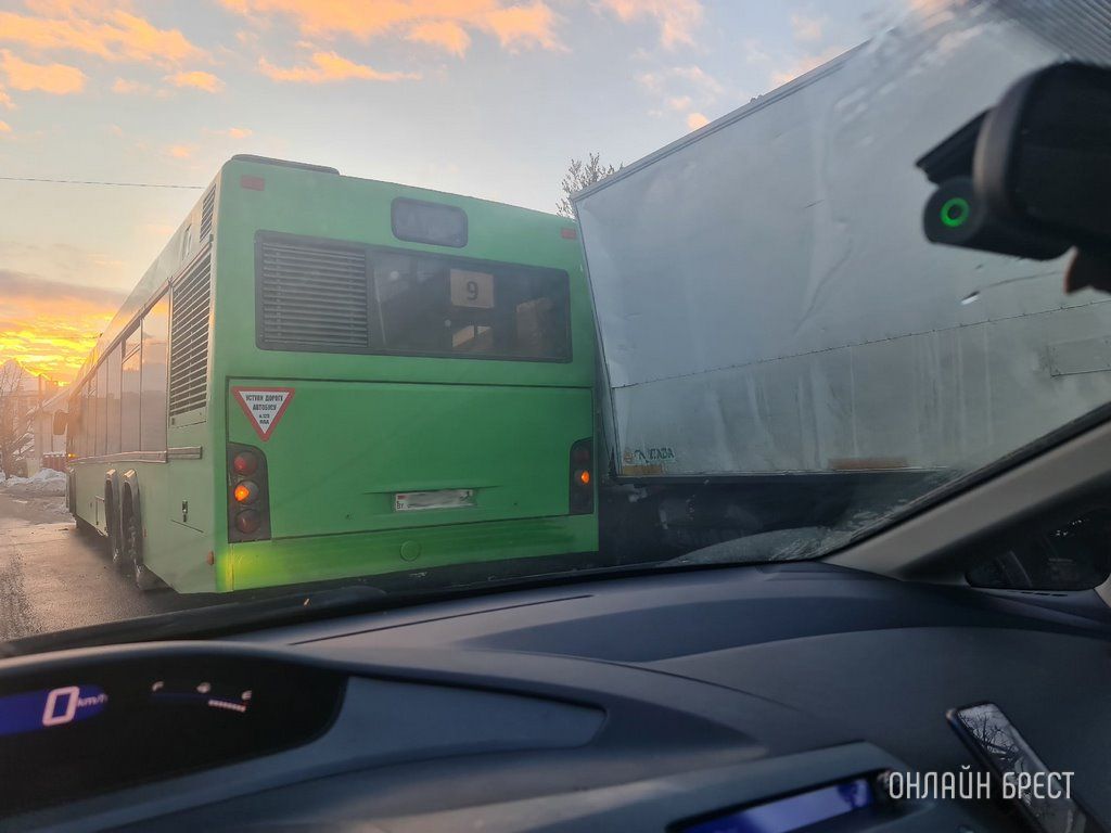 Читатель:  Сегодня в Бресте на Речице автобус с грузовой машиной попали в ДТП