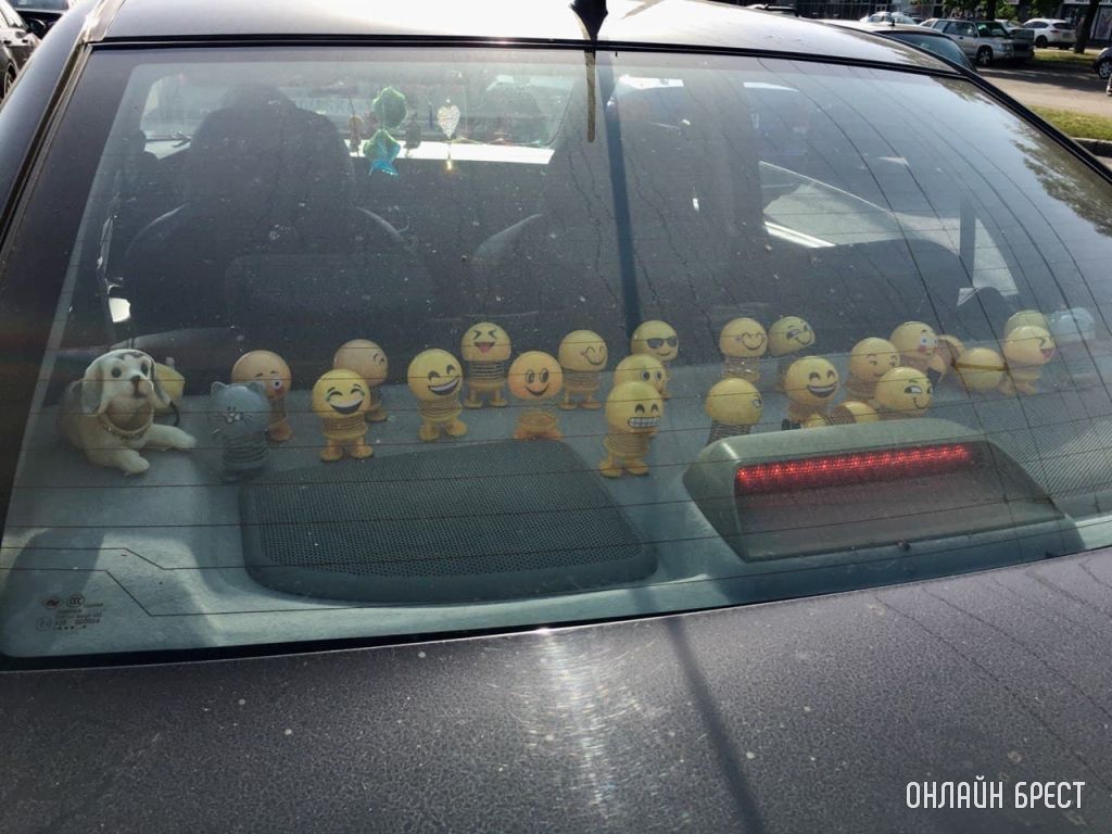 Настроение может улучшиться, даже стоя в пробке, когда напротив такая машина