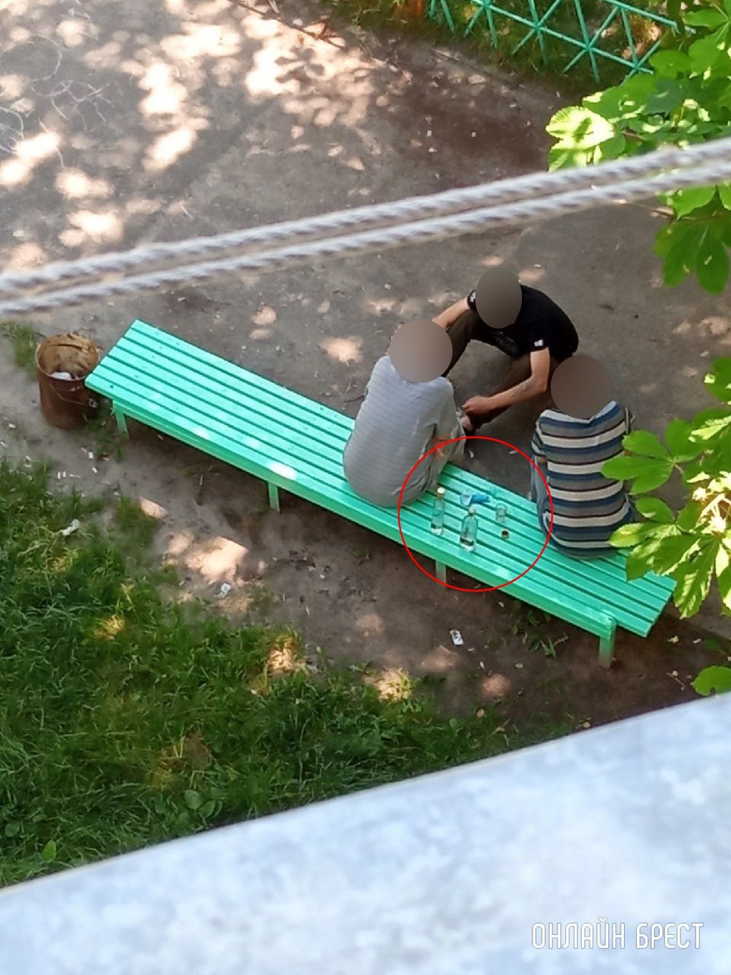 Читатель: Брест ул.Советской Конституции, 21. Рядом детская площадка, а здесь постоянно так «культурно» отдыхают