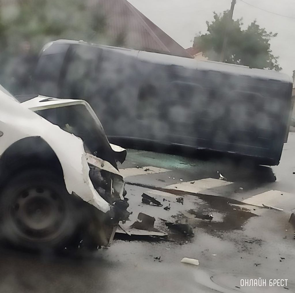 Брестская область. В Берёзе в результате ДТП автомобиль лёг на бок