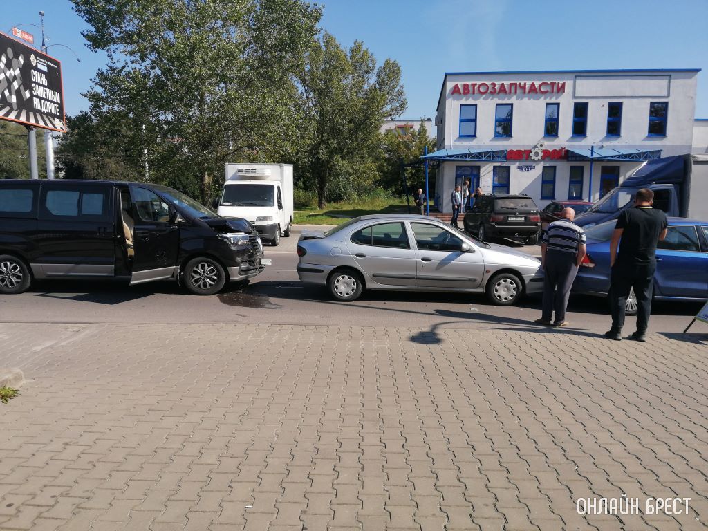 В Бресте на Карьерной произошло ДТП
