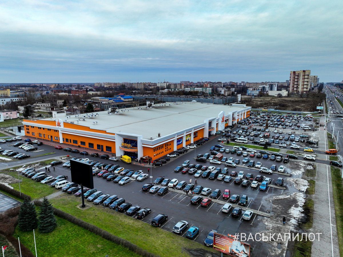 Почти все места возле магазинов заняты. Парковки Бреста перед Новым годом