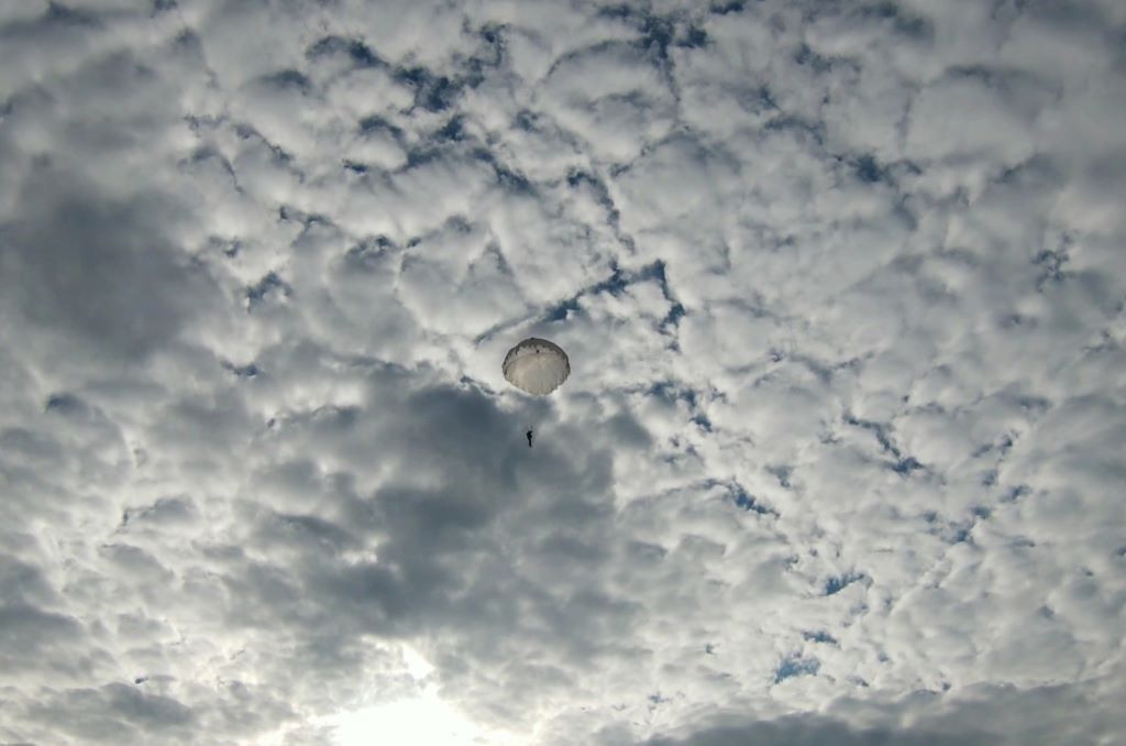 Брестские десантники совершают первый прыжок с парашютом. Видео