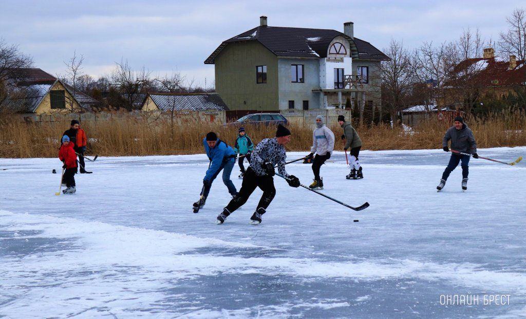 Читатель: Хоккей на замёрзшем водоёме в Бресте
