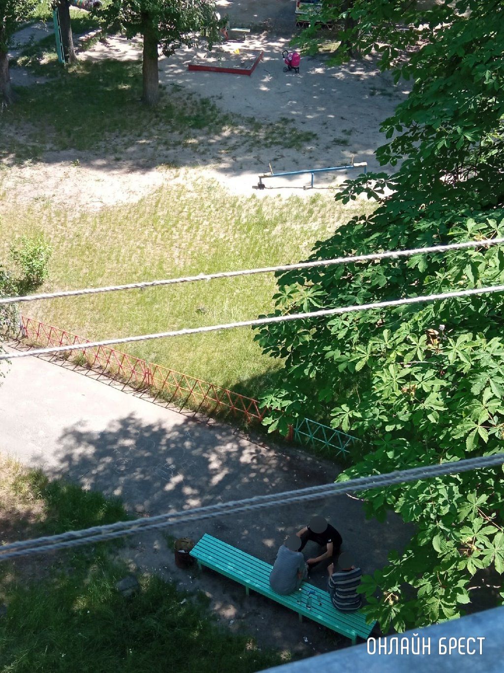 Читатель: Брест ул.Советской Конституции, 21. Рядом детская площадка, а здесь постоянно так «культурно» отдыхают