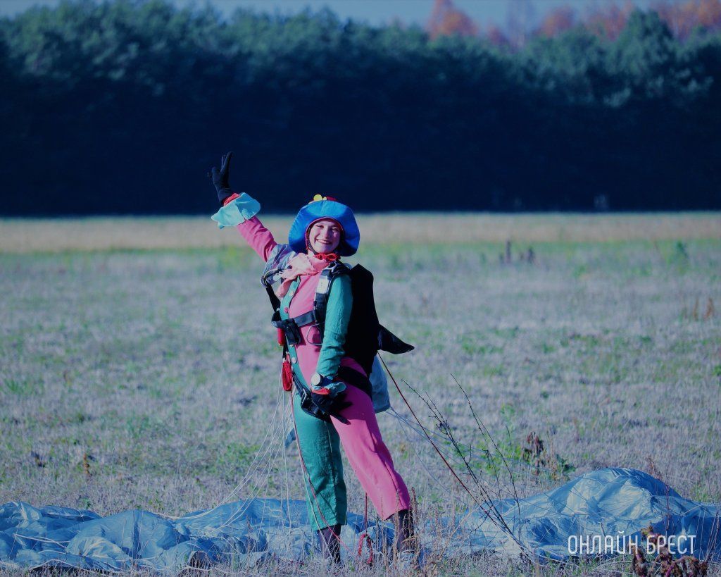 Читатель: Костюмированное шоу от брестских парашютистов