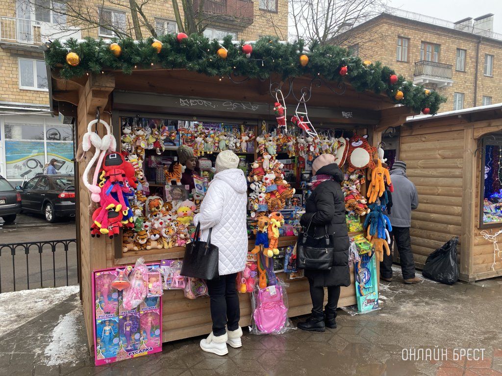 Читатель: Новогодняя улица Гоголя в Бресте. Фото сделаны вчера
