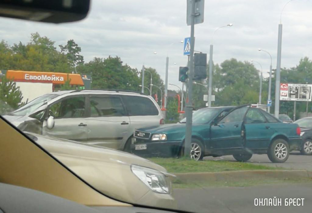В Бресте в м-не Южный сильно столкнулись автомобили