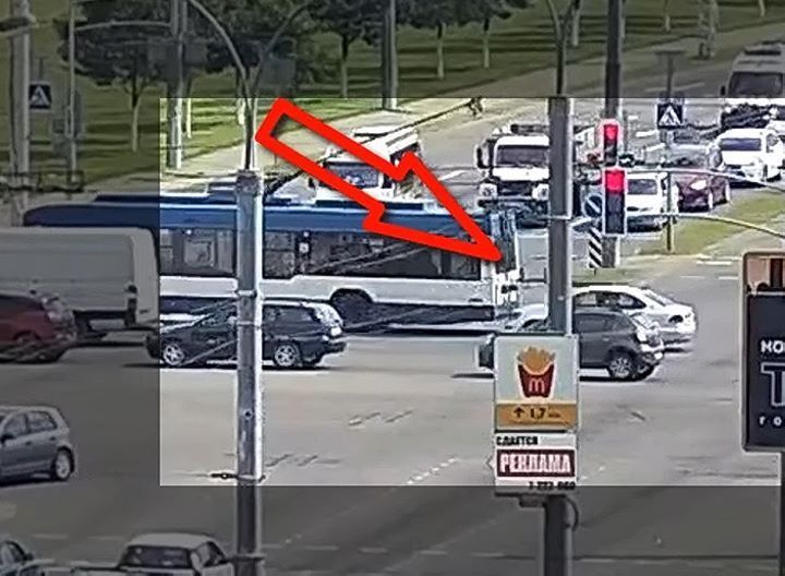 Появилось видео, как вчера в Бресте на Московской столкнулись автомобили