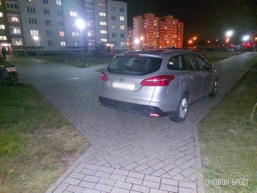 Читатель: Вот так паркуются водители на Варшавском шоссе в Бресте