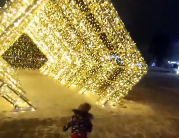 Читатель: Посмотрите, как красиво на пл. Ленина в Бресте! Включили ёлку и новую иллюминацию. Видео