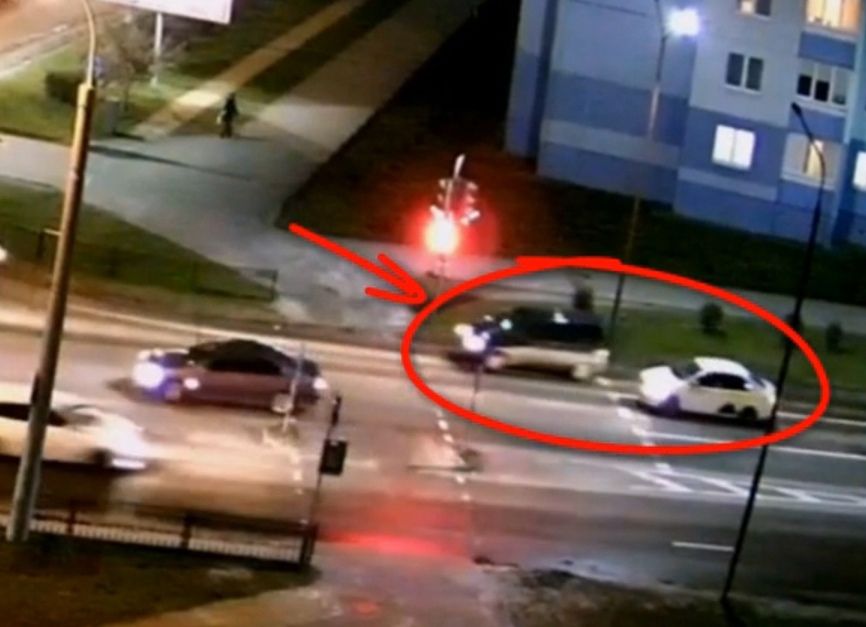 Опубликовано видео, как вчера в Бресте на перекрестке улиц Колесника - Краснознамённая произошло ДТП