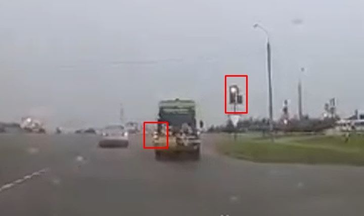 Тельмы, выезд на Брест. С включенным левым «поворотником» едет направо, ещё и красный сигнал светофора загорелся.