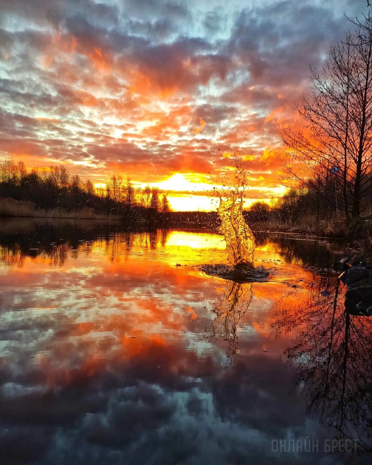 Читатель: Огненный рассвет. Фото сделаны сегодня в городе-спутнике Бреста
