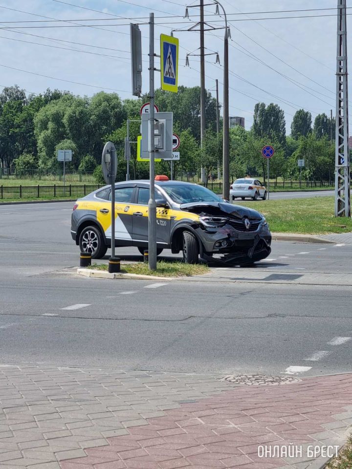 В Бресте на Востоке автомобиль такси попал в ДТП
