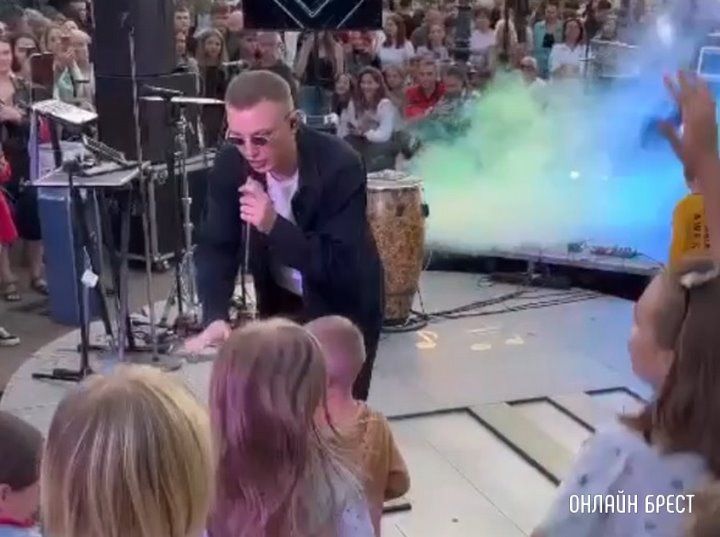 Сегодня в Бресте на Советской выступал певец и музыкант Исайя.