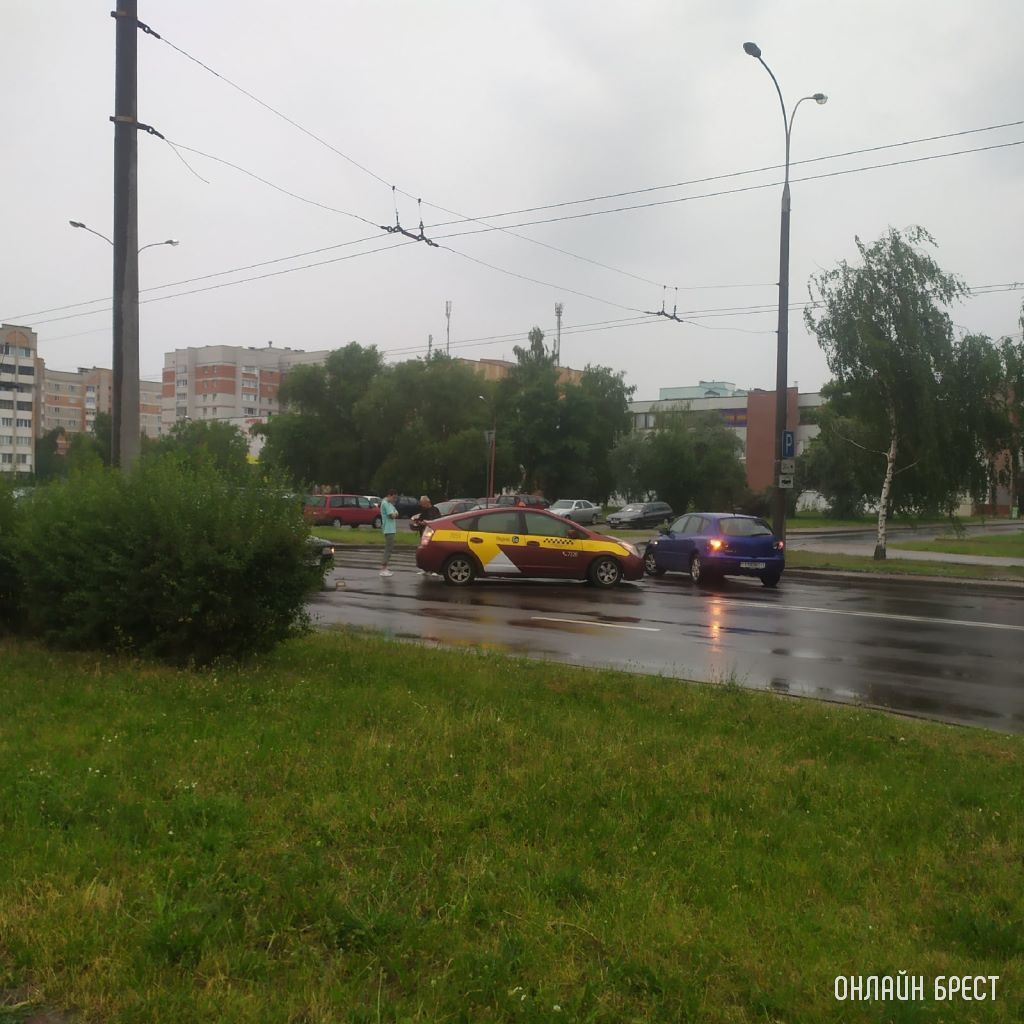 В Бресте на Ковалевке возле Мартина не работают светофоры. Будьте внимательны!