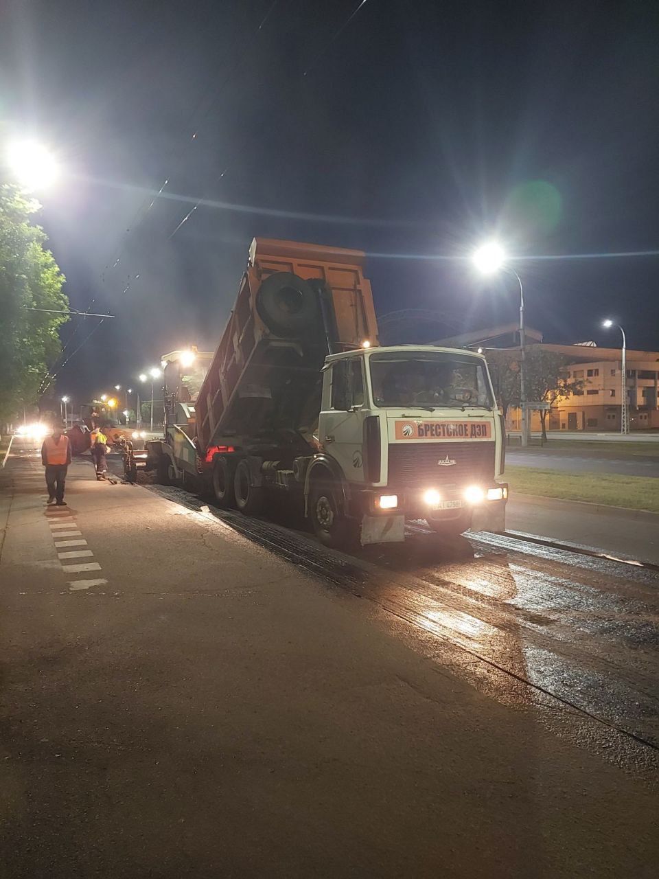 Специалисты КУП «Брестское ДЭП» осуществляют укладку асфальтобетонного покрытия на улице Янки Купалы