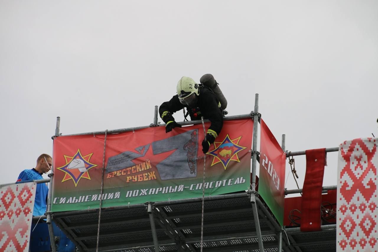 На площадке у администрации Московского района стартовали соревнования «Сильнейший пожарный спасатель «Брестский рубеж-2023»