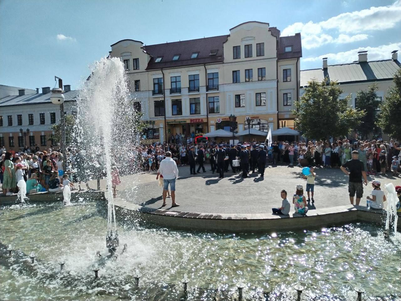 Тем временем на Советской много людей и музыки
