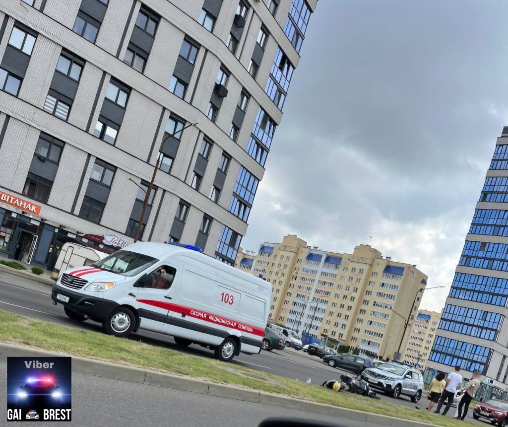 Очевидец: В Бресте на Махновича мотоциклист попал в ДТП