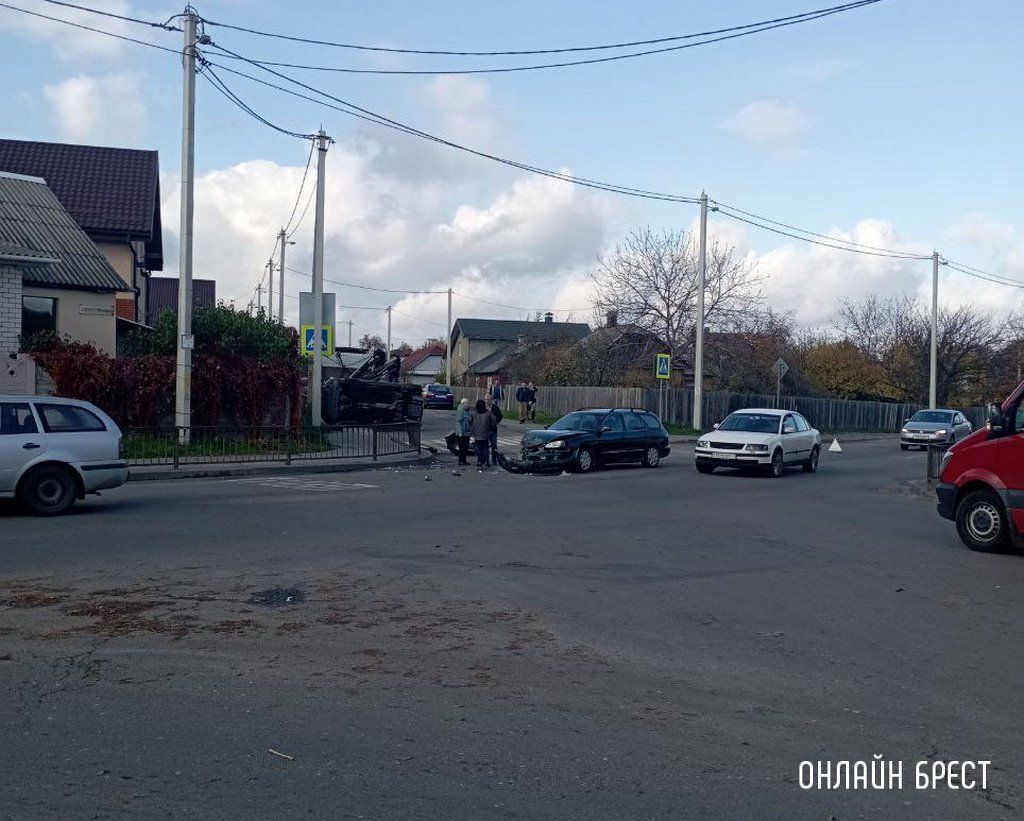 Читатель: В Бресте на Граевке произошло жесткое ДТП. Одна машина лежит на боку