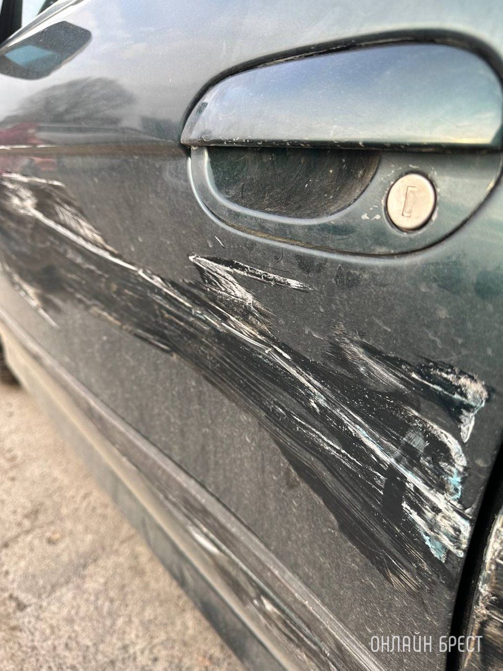 Читатель: В Бресте неизвестный повредил автомобиль. Это произошло на ул. Пионерской