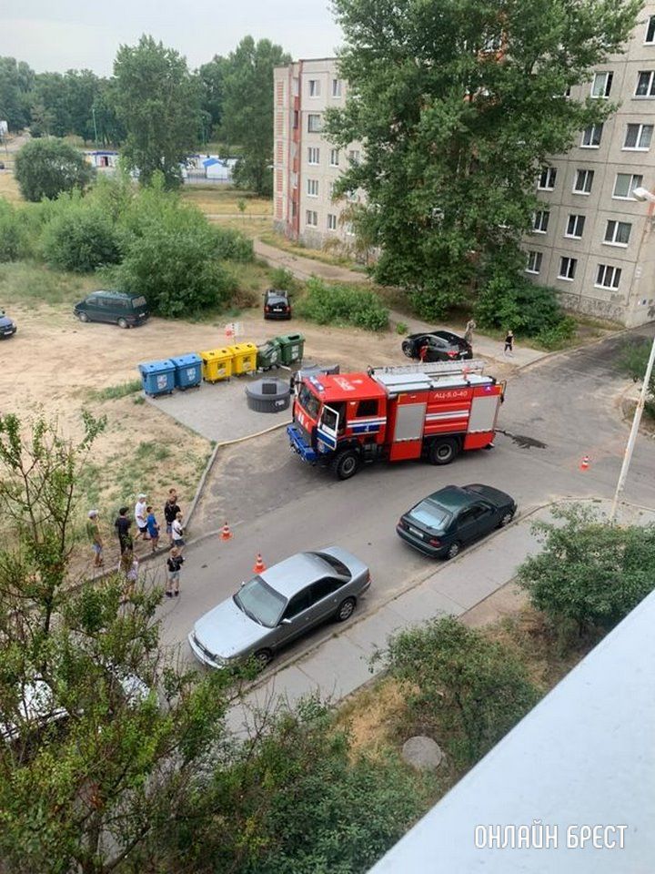 Читатель: Вчера в Бресте на Рябиновой горел мусорный контейнер. Смотрите фото, что с ним стало