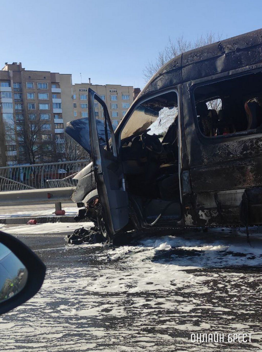 Очевидец: В Барановичах на путепроводе загорелся микроавтобус