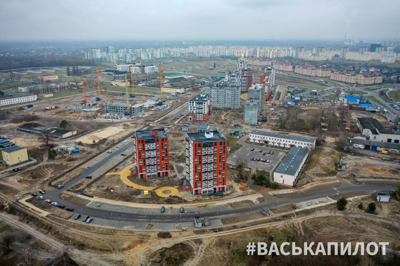 Показывает с высоты строительство большого микрорайона в южной части Бреста
