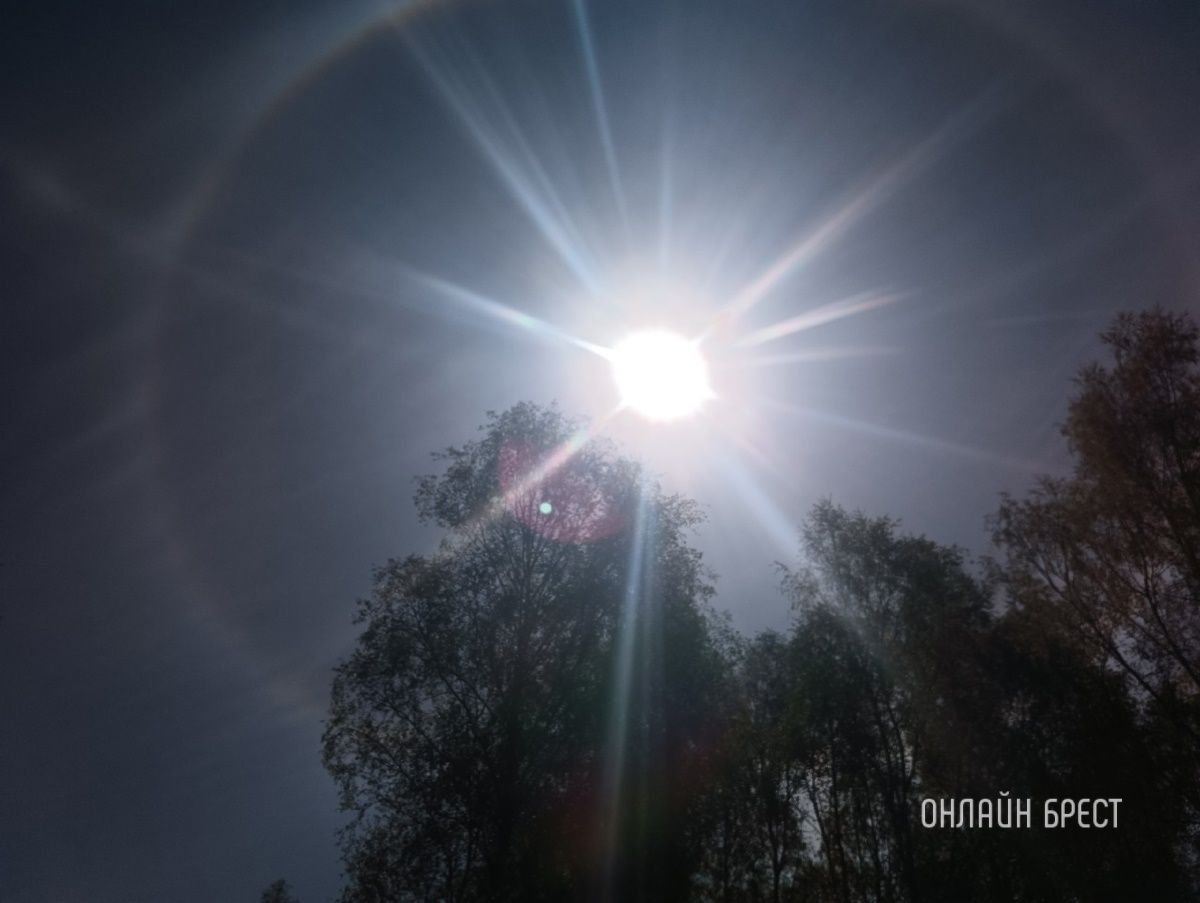 Читатель: Сегодня удалось наблюдать редкое оптическое явление. Длилось оно несколько минут. Фото сделаны в Ивацевичском районе