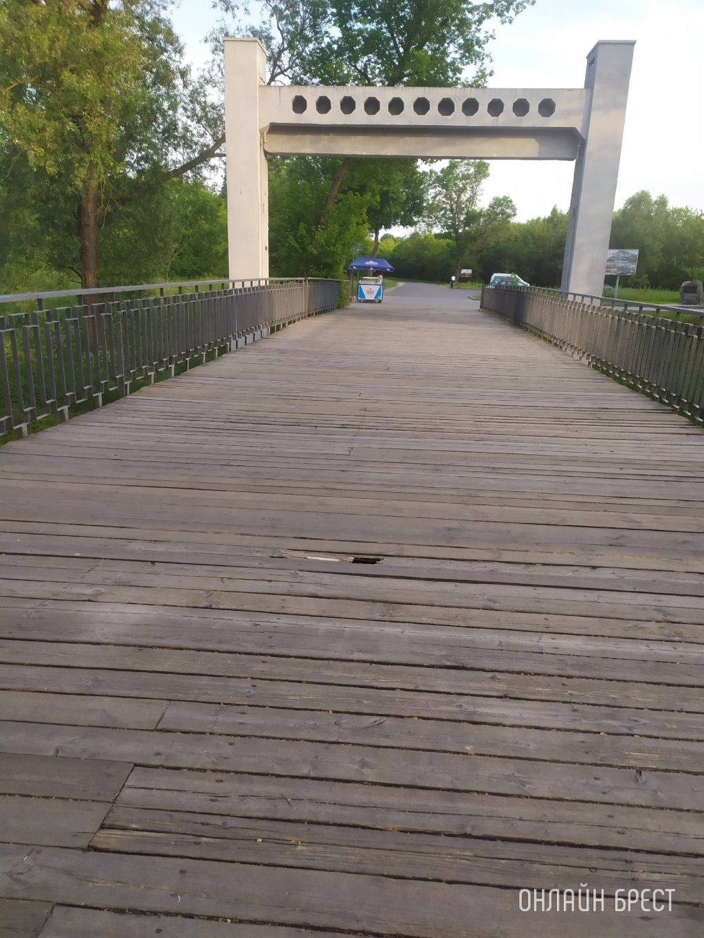 Читатель: Мост у Холмских ворот Брестской крепости. Сломанная деревяшка, опасно для детей. Будьте аккуратнее