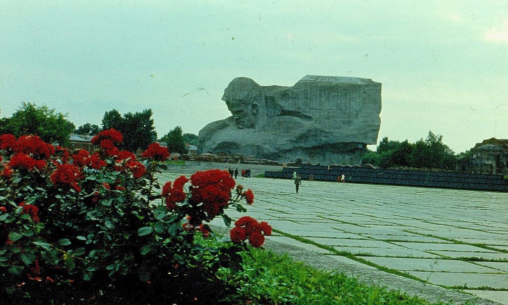 Когда-то Брестская крепость утопала в розах