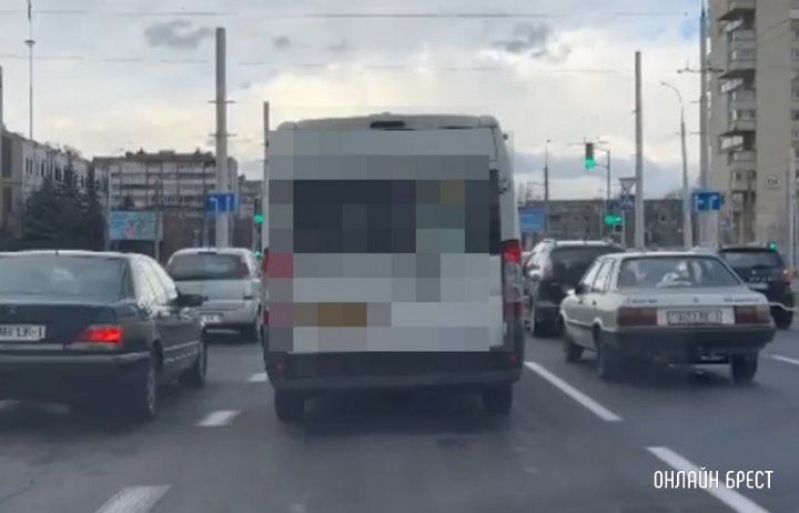 Читатель: На дорогах Бреста. На видео маршрутка, водитель которой повернул не из своего ряда. Водители, будьте внимательны!