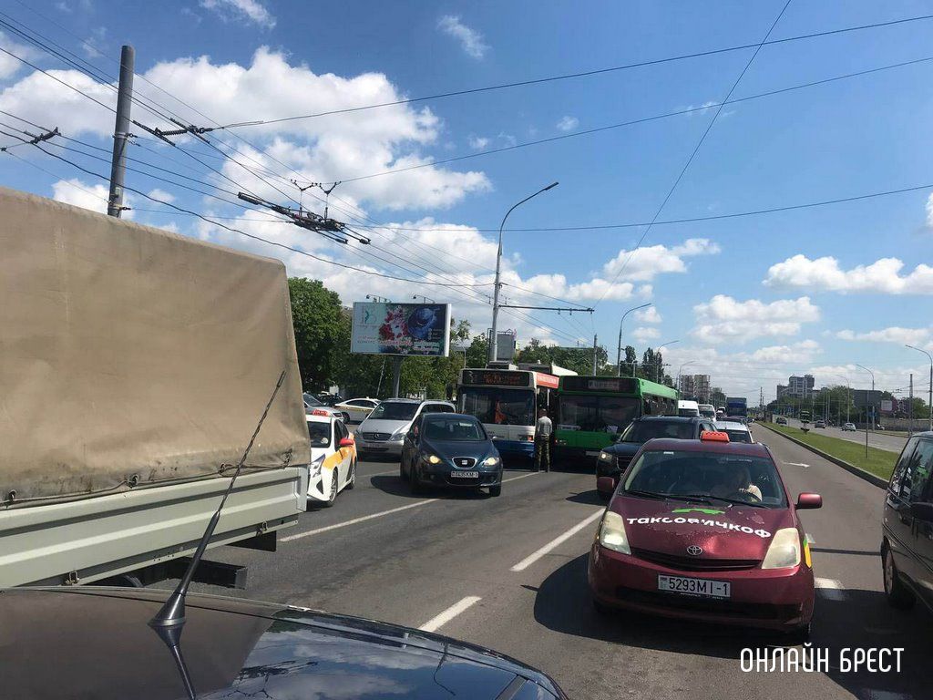 Читатель: В Бресте на Московской притёрлись автобус и троллейбус