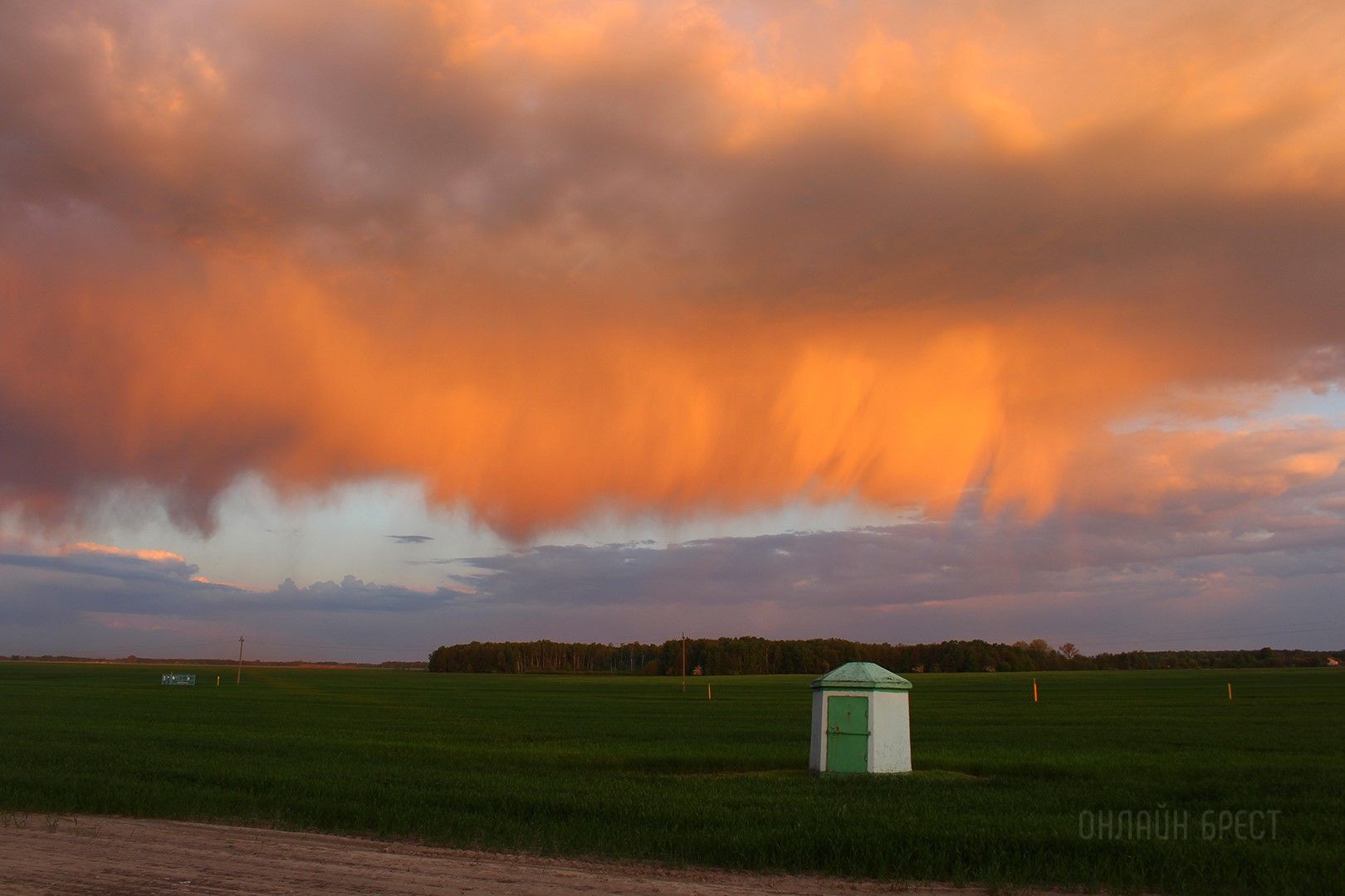 Читатель: Посмотрите, какое интересно небо удалось сегодня заснять недалеко от Кобрина