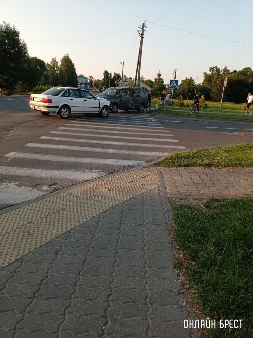Читатель: Брестская область. Сегодня вечером в Берёзе столкнулись машины