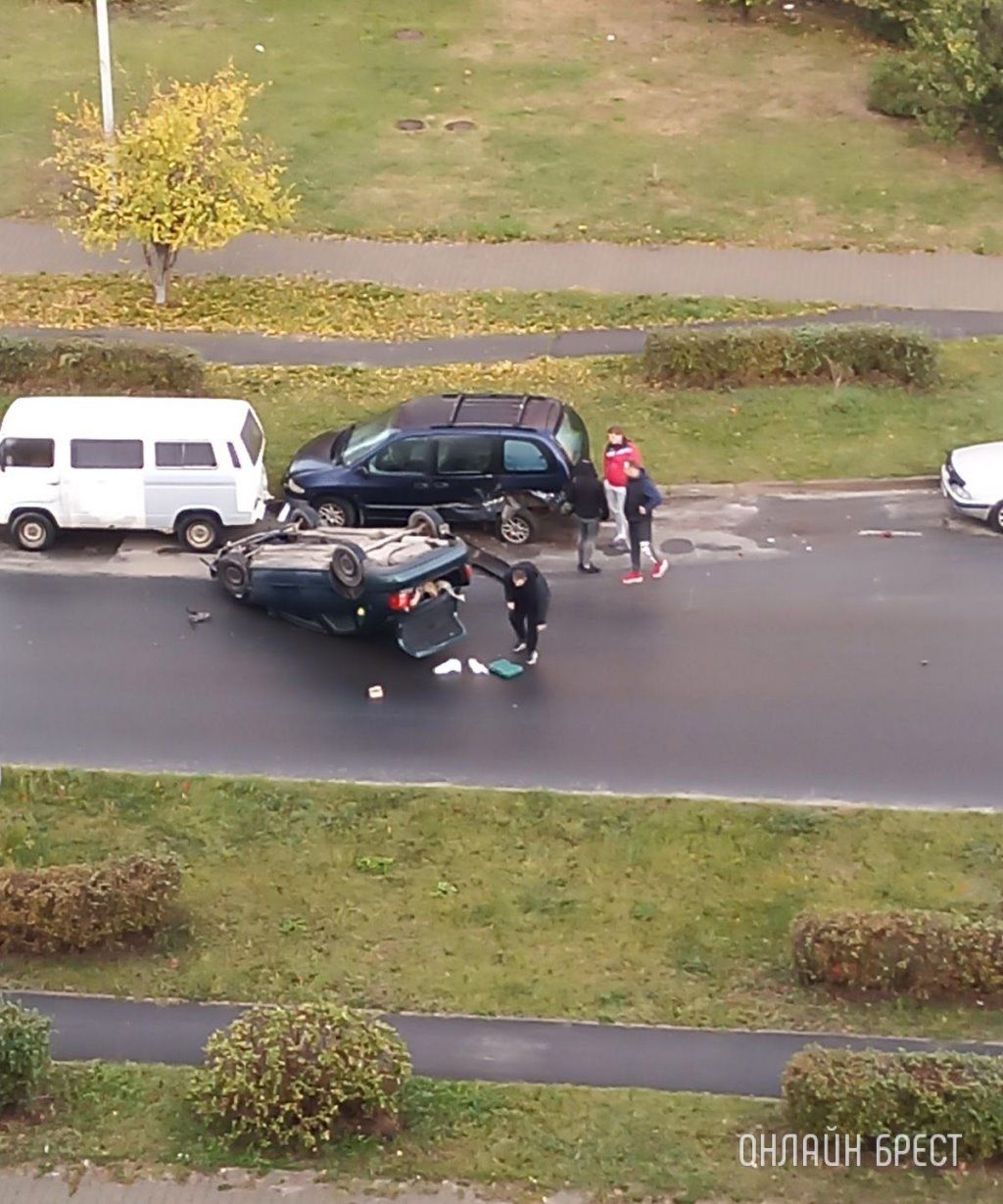 Очевидец: Сегодня утром в Бресте на ул. Рябиновой перевернулся автомобиль