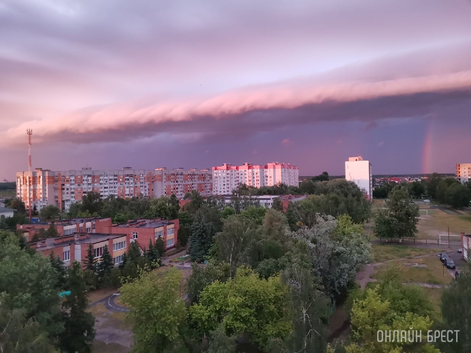Вчерашнее небо над Брестом. Фотографии прислали читатели