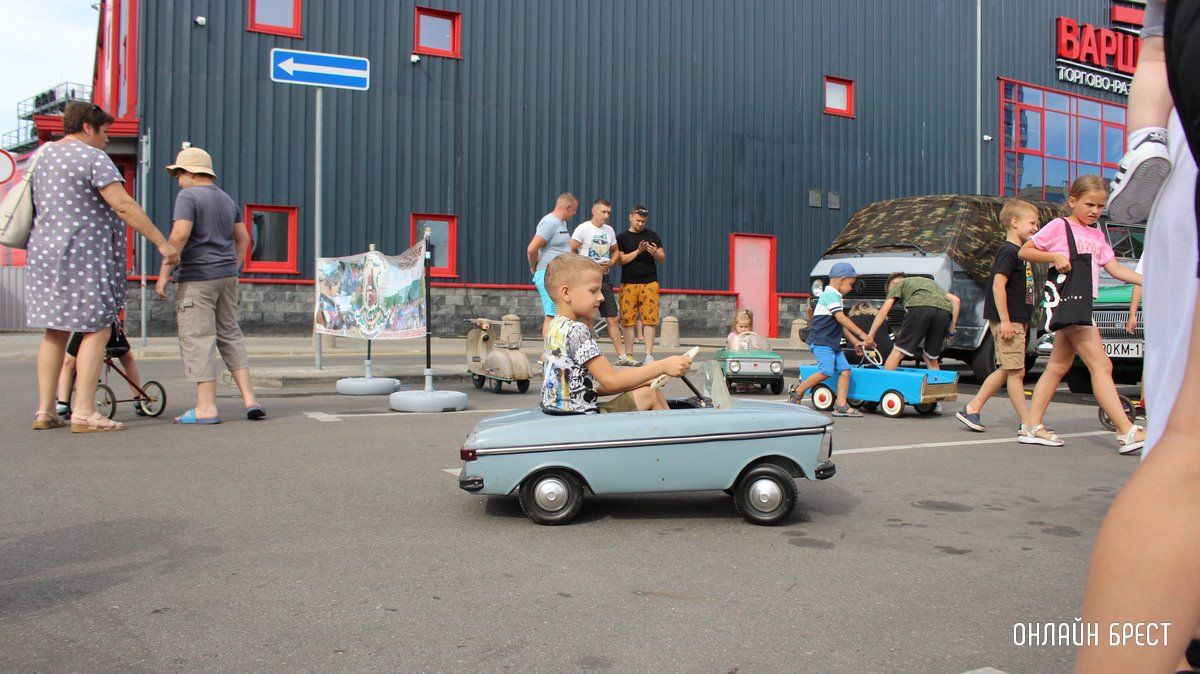 Читатель: Интересные автомобили показали на Махновича в Бресте