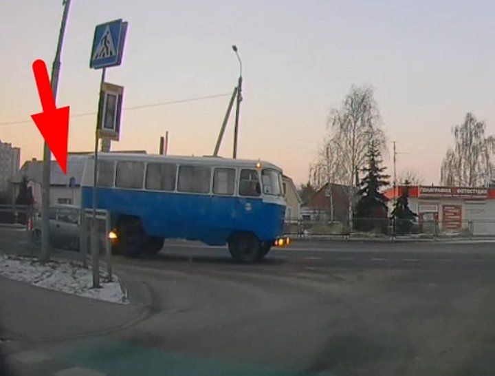 Очевидец: В Бресте легковой автомобиль заехал под автобус