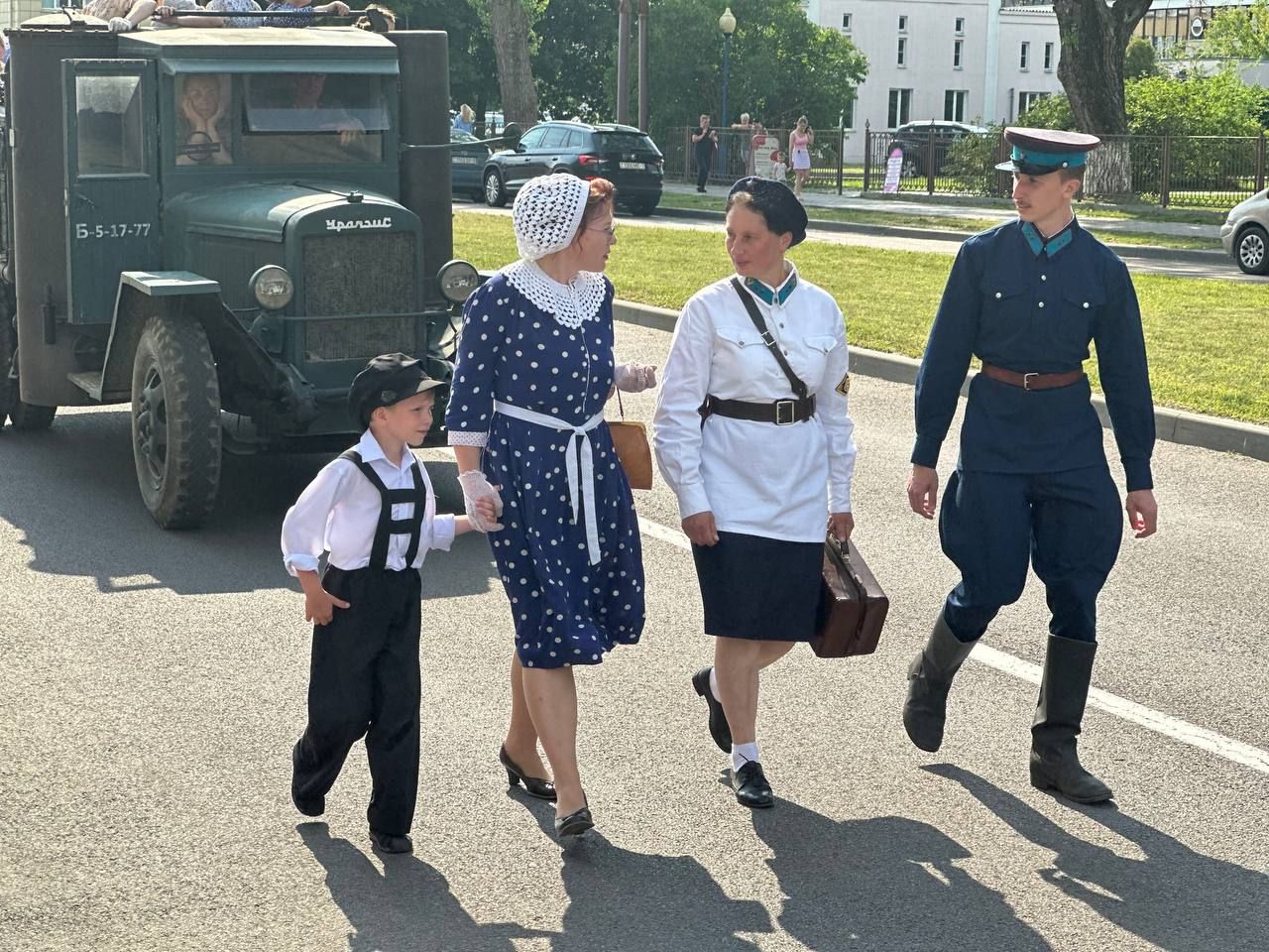 Марш реконструкторов проходит сейчас по улицам Бреста