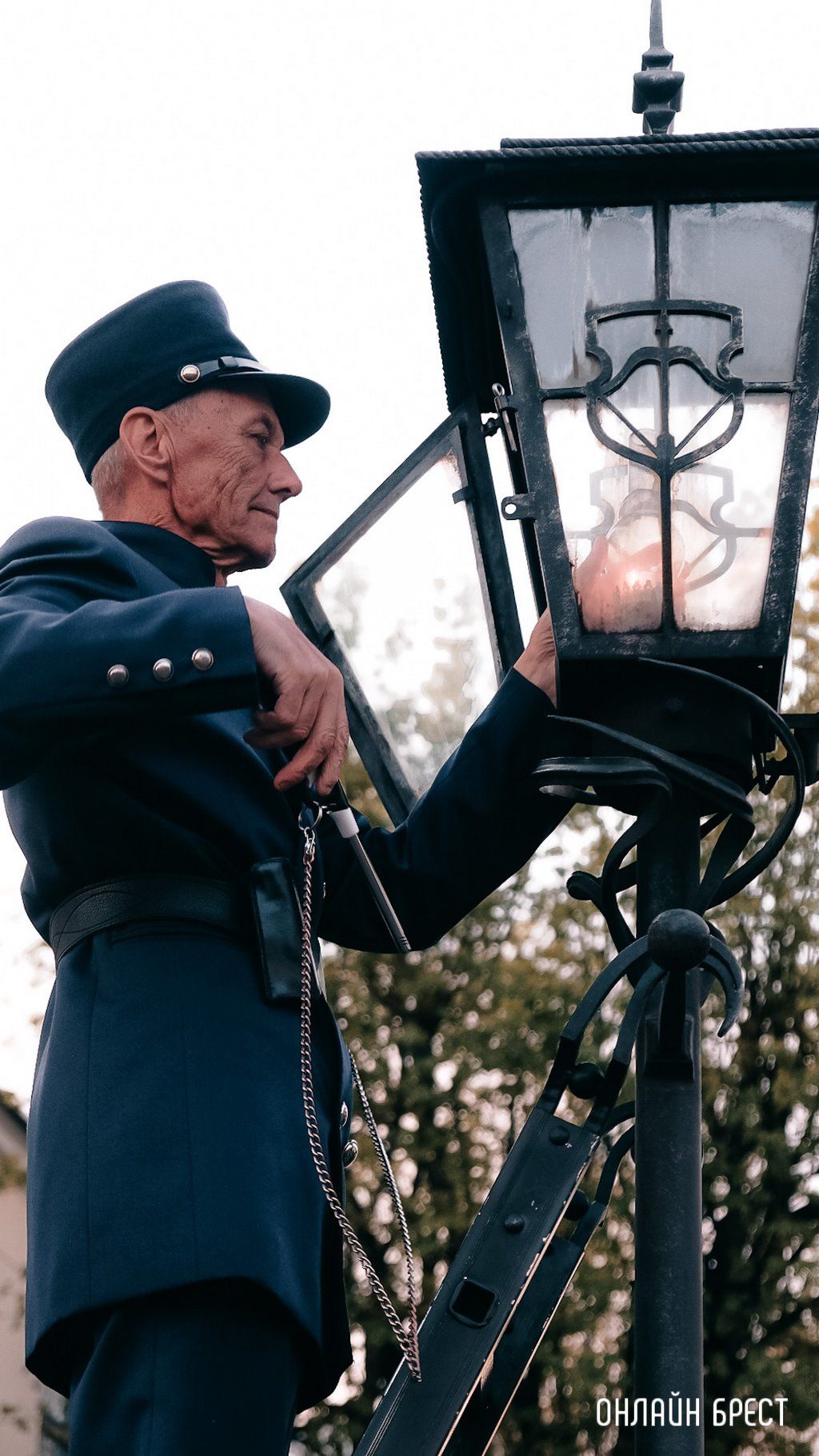 Читатель: Брестский фонарщик зажигает фонари