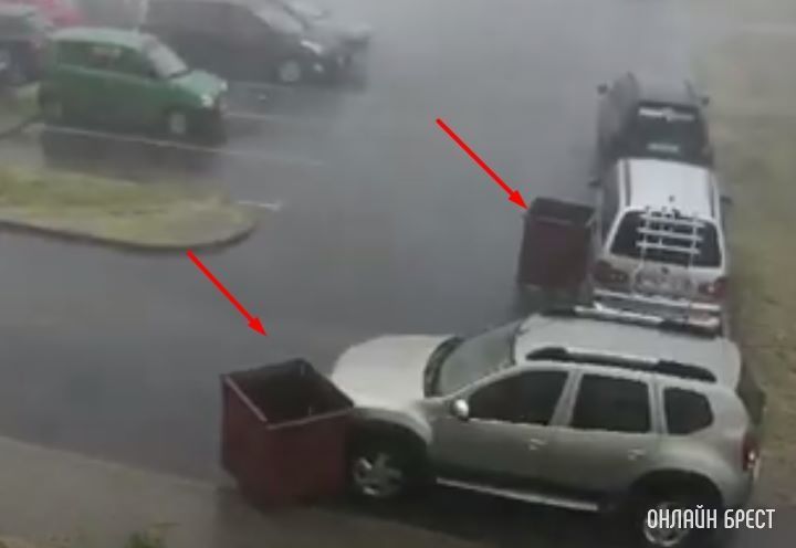 Читатель: Как вам такое? В Бресте мусорные контейнеры врезались в автомобили