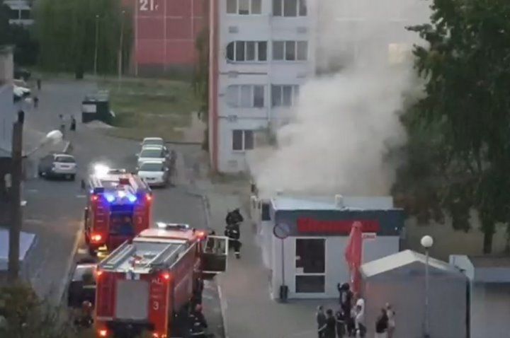 Подразделения МЧС ликвидируют возгорание в ларьках, расположенных за «Монтаной» на Партизанском проспекте