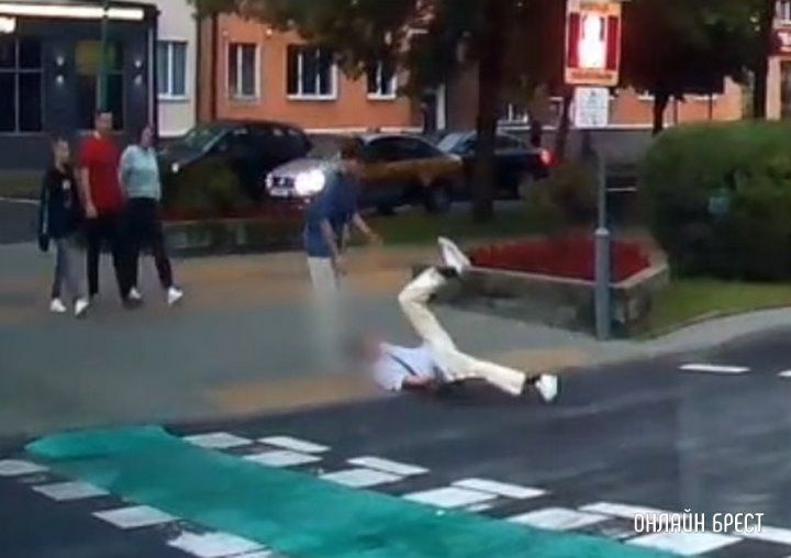 Читатель: Парень поскользнулся на мокром асфальте в Бресте