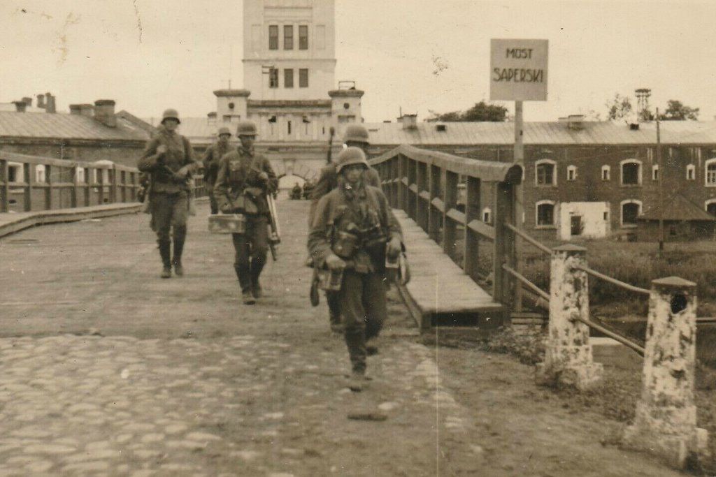 Брестская крепость. Саперный мост на Буге, на фоне Тереспольских ворот. 1939 год