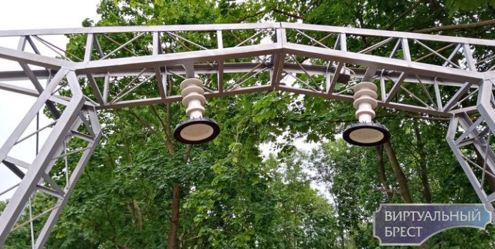 Аллея фонарей в виде ЛЭП появилась в городском саду Бреста