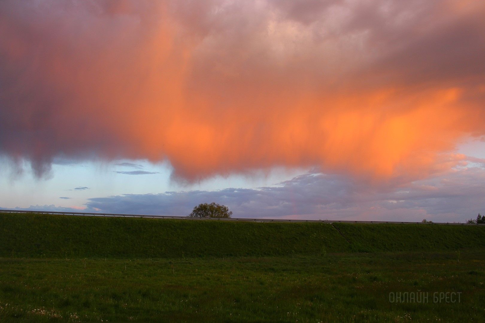 Читатель: Посмотрите, какое интересно небо удалось сегодня заснять недалеко от Кобрина